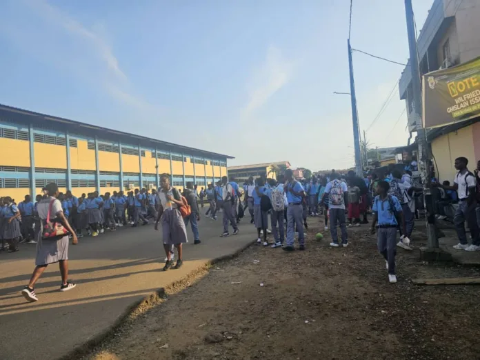 Les cours sont à l'arrêt dans la quasi-totalité des établissements scolaires du pays comme ici au lycée et CES Jean Hilaire Aubame où les élèves ont été priés de regagner leurs domiciles en fin de semaine dernière