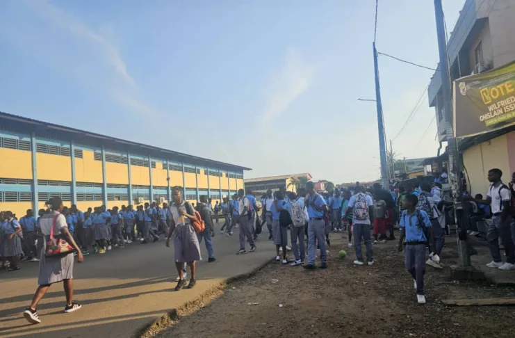 Les cours sont à l'arrêt dans la quasi-totalité des établissements scolaires du pays comme ici au lycée et CES Jean Hilaire Aubame où les élèves ont été priés de regagner leurs domiciles en fin de semaine dernière