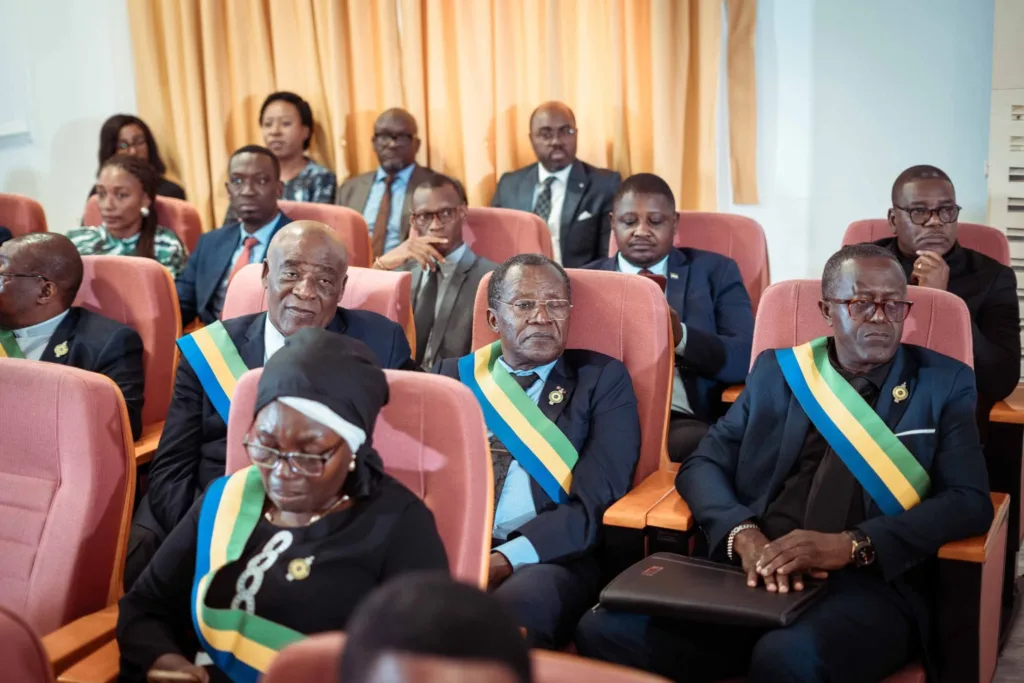 Les sénateurs réunis pour la cérémonie de clôture.