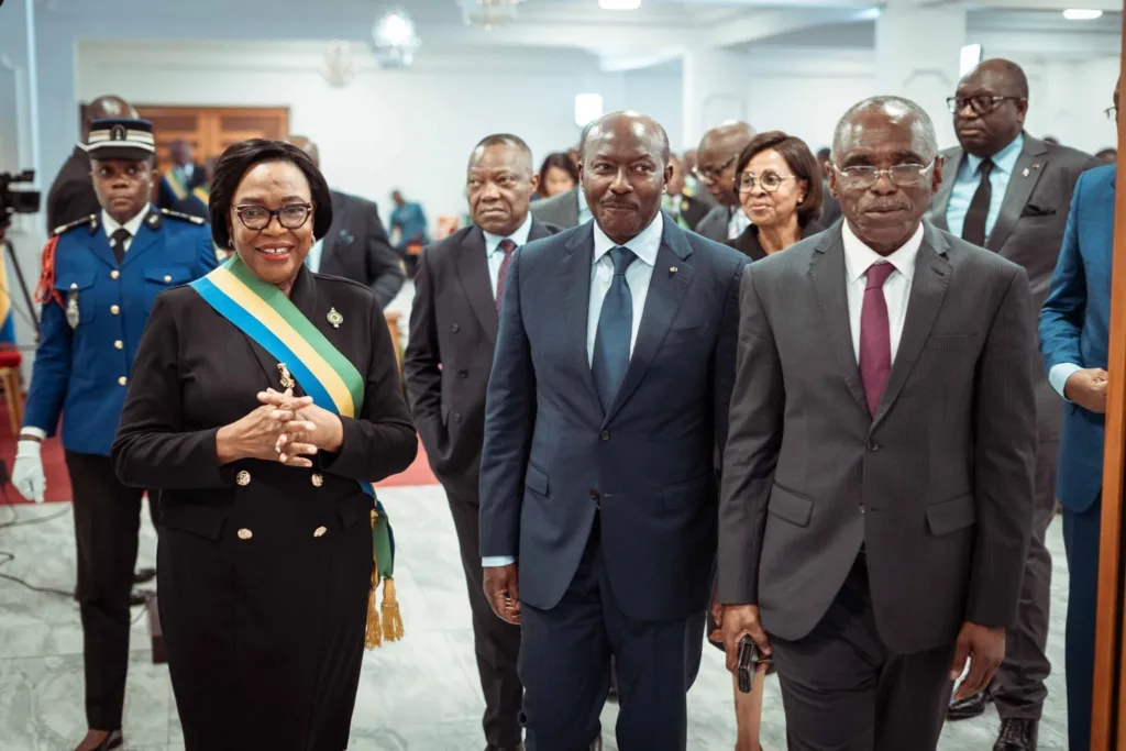 La Présidente du Sénat de la Transition, aux côtés d’Henry Claude Oyima et de François Ndong Obiang.