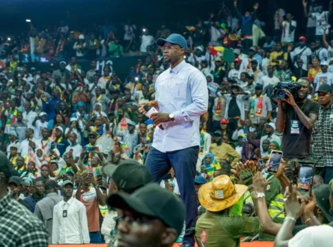 Ousmane Sonko lors du rassemblement du 8 novembre 2025 à Dakar : le point de départ d'une mutation historique vers l'horizon 2026
