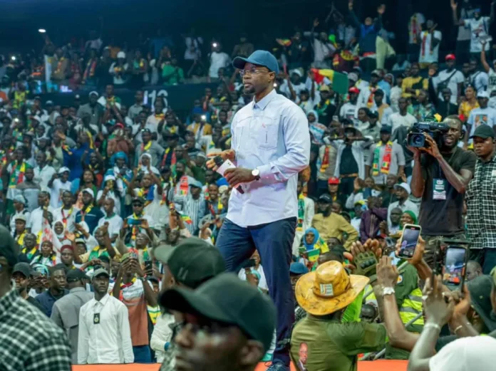 Ousmane Sonko lors du rassemblement du 8 novembre 2025 à Dakar : le point de départ d'une mutation historique vers l'horizon 2026