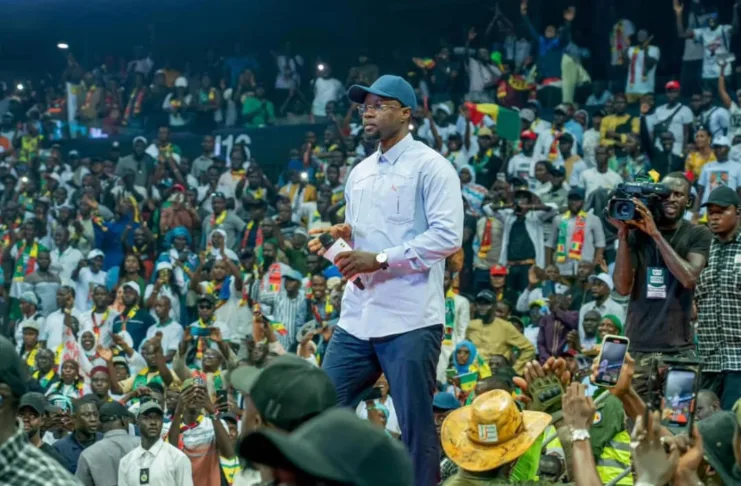 Ousmane Sonko lors du rassemblement du 8 novembre 2025 à Dakar : le point de départ d'une mutation historique vers l'horizon 2026