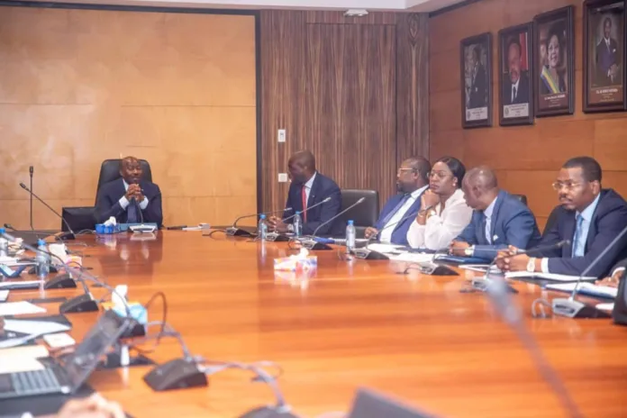 Libreville, 19 décembre 2025 : Henri-Claude Oyima et les membres du COPIL SIGFiP valident le socle numérique de la nouvelle gouvernance financière gabonaise