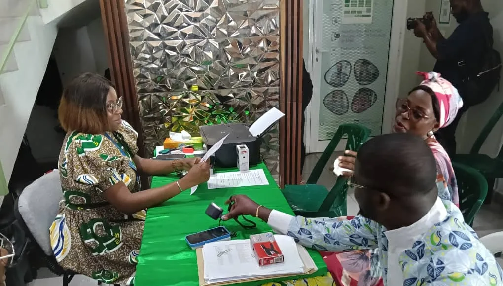 Les agents de la CNSS recevant une assurée.