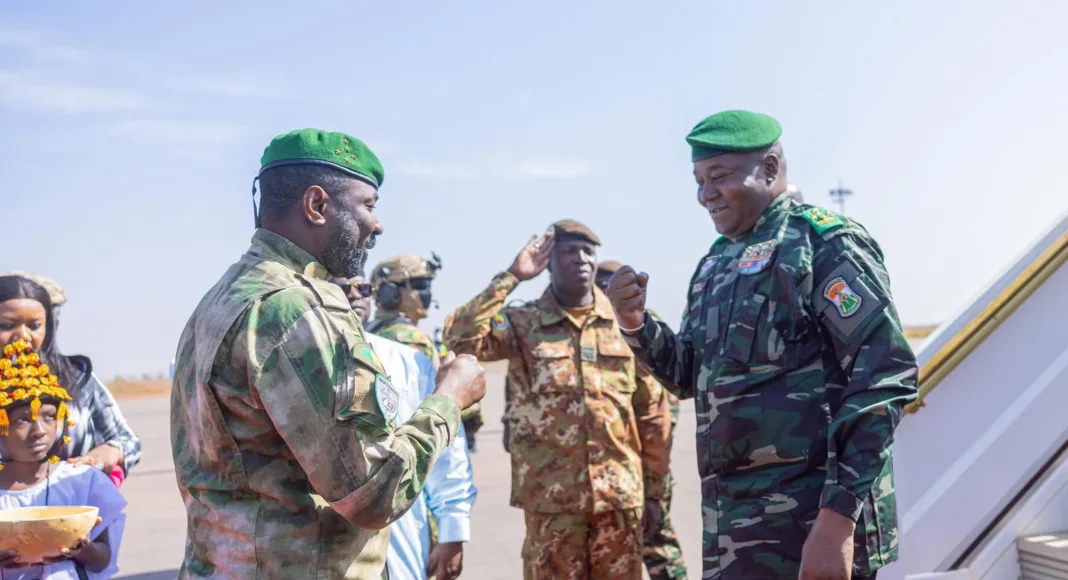Le Général d'armée Assimi Goïta Président de la transition du Mali accueillant son homologue nigérien le général d'armée Abdrahamane Tiani à l'aéroport international Président Keita de Senou à sa descente d'avion