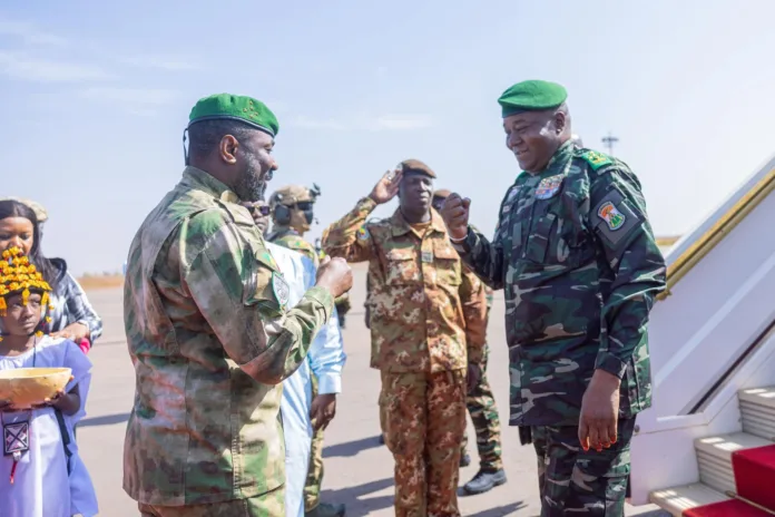 Le Général d'armée Assimi Goïta Président de la transition du Mali accueillant son homologue nigérien le général d'armée Abdrahamane Tiani à l'aéroport international Président Keita de Senou à sa descente d'avion