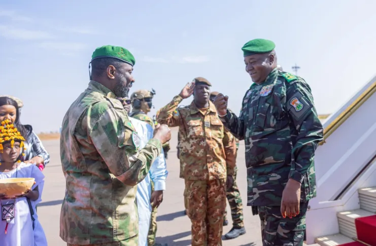 Le Général d'armée Assimi Goïta Président de la transition du Mali accueillant son homologue nigérien le général d'armée Abdrahamane Tiani à l'aéroport international Président Keita de Senou à sa descente d'avion