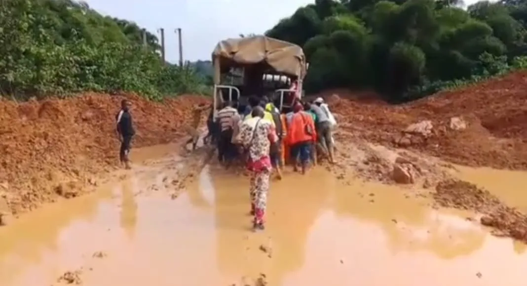 Le calvaire des usagers sur l'axe Pana : Malgré les milliards décaissés pour la province, la réalité du terrain dans l'Ogooué Lolo rappelle l'urgence d'un contrôle rigoureux des chantiers.