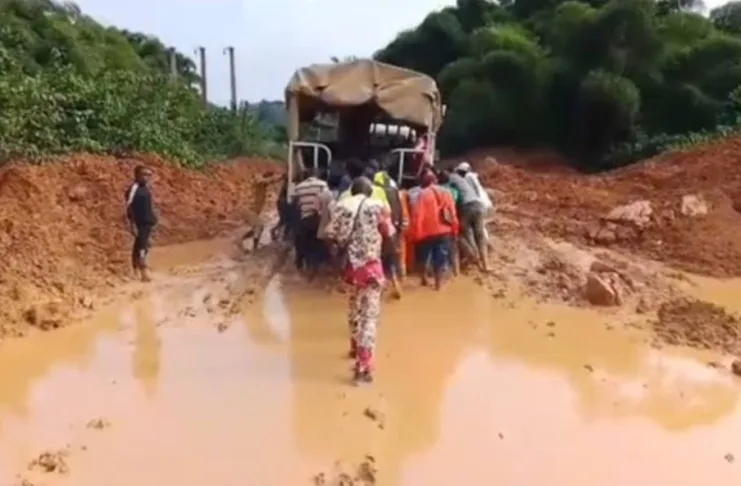 Le calvaire des usagers sur l'axe Pana : Malgré les milliards décaissés pour la province, la réalité du terrain dans l'Ogooué Lolo rappelle l'urgence d'un contrôle rigoureux des chantiers.