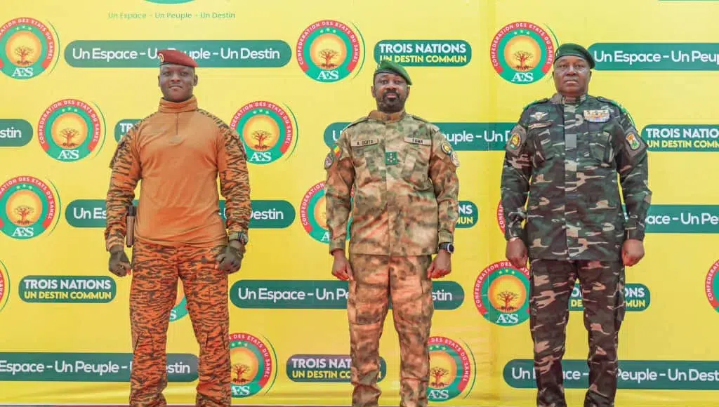 Capitaine Ibrahim Traoré, du Burkina Faso, Général d'armée Assimi Goïta du Mali et Général d'armée Abdrahamane Tiani du Niger lors de la cérémonie d'ouverture du Sommet de Bamako.