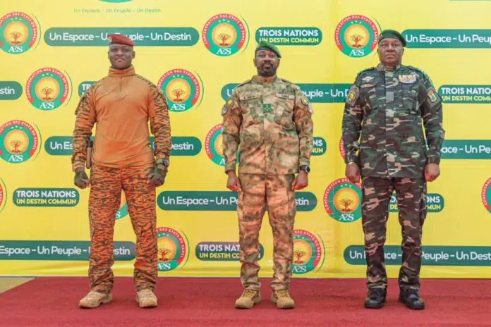 Capitaine Ibrahim Traoré, du Burkina Faso, Général d'armée Assimi Goïta du Mali et Général d'armée Abdrahamane Tiani du Niger lors de la cérémonie d'ouverture du Sommet de Bamako.