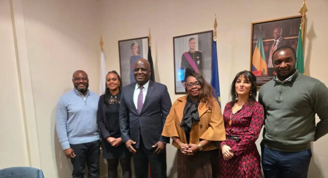 L'ambassadeur Régis Immongault (costume) et les membres du Bureau du Conseil des Gabonais du Benelux.