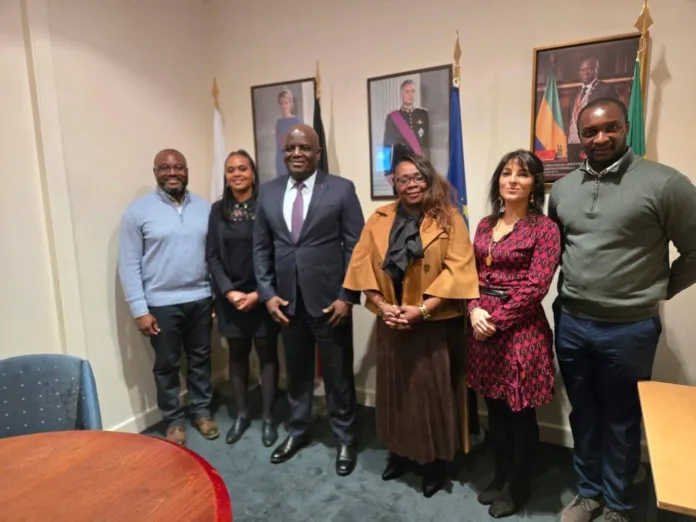L'ambassadeur Régis Immongault (costume) et les membres du Bureau du Conseil des Gabonais du Benelux.