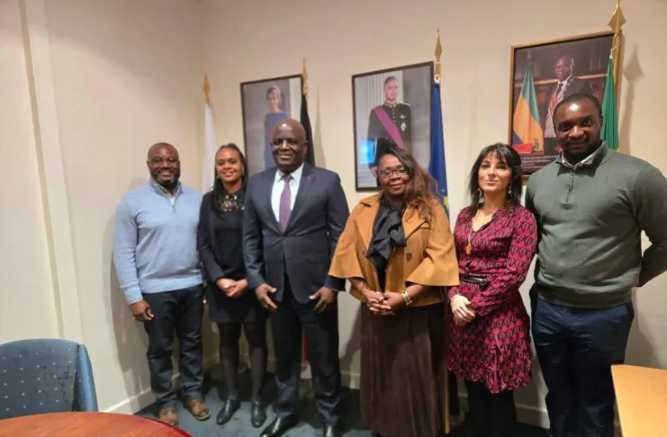 L'ambassadeur Régis Immongault (costume) et les membres du Bureau du Conseil des Gabonais du Benelux.