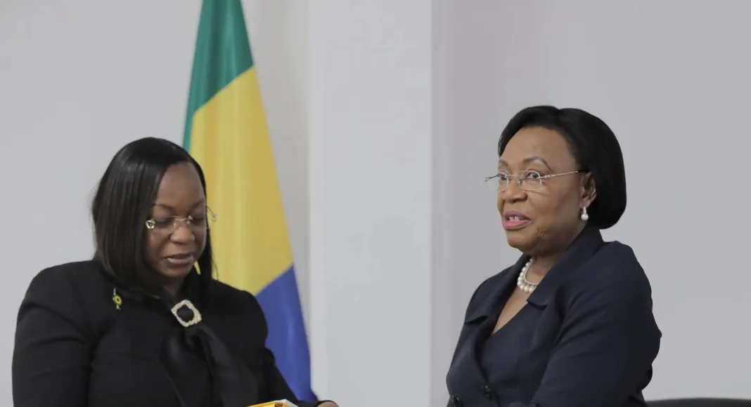 Passation de charges à la tête du Sénat entre Paulette Missambo et Huguette Awori Onanga.