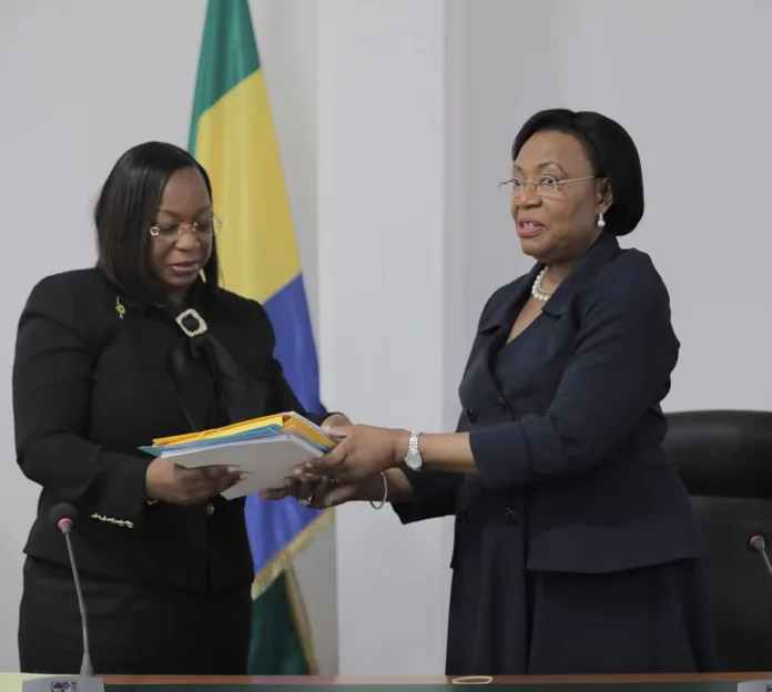 Passation de charges à la tête du Sénat entre Paulette Missambo et Huguette Awori Onanga.