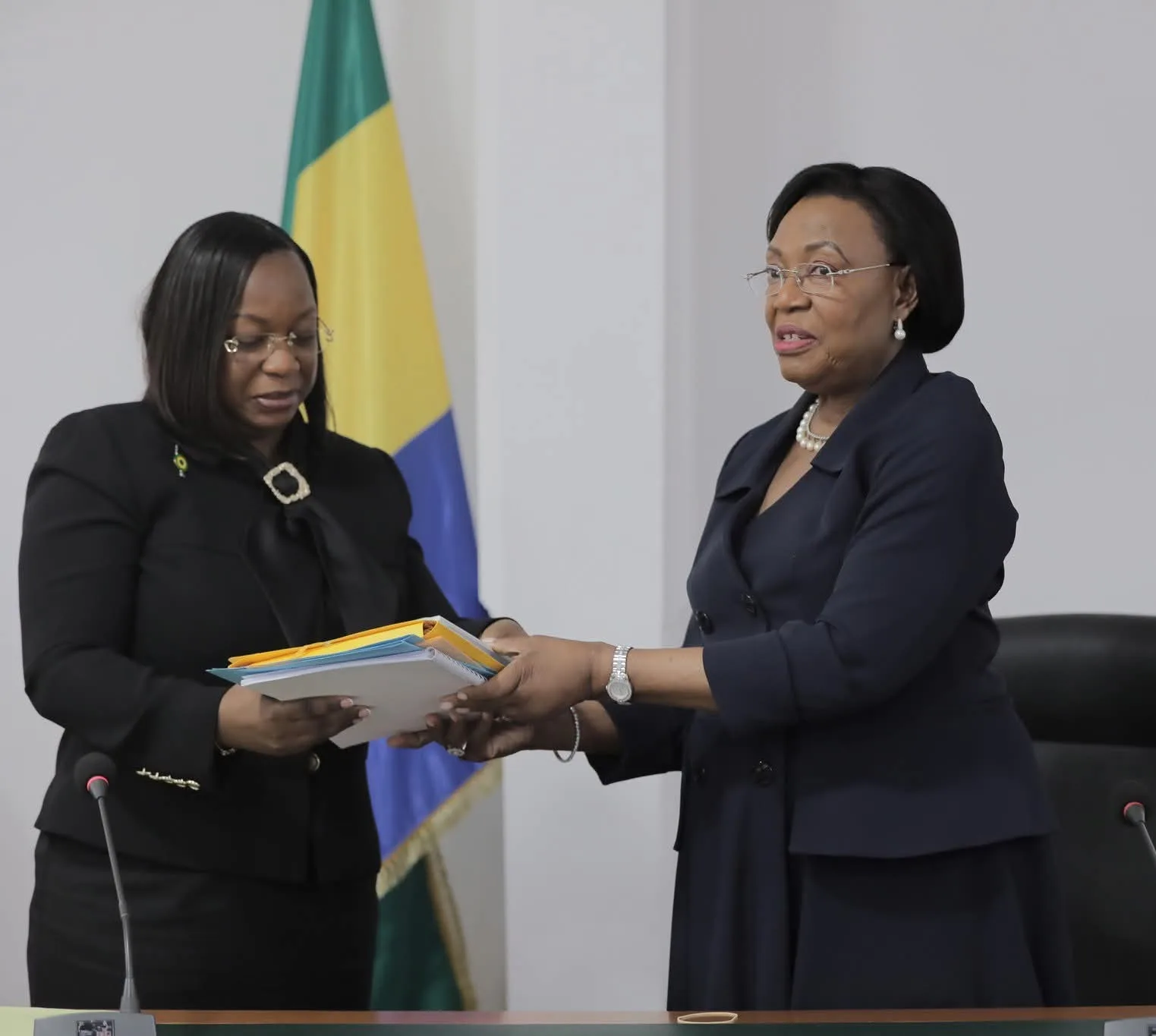 Passation de charges à la tête du Sénat entre Paulette Missambo et Huguette Awori Onanga.