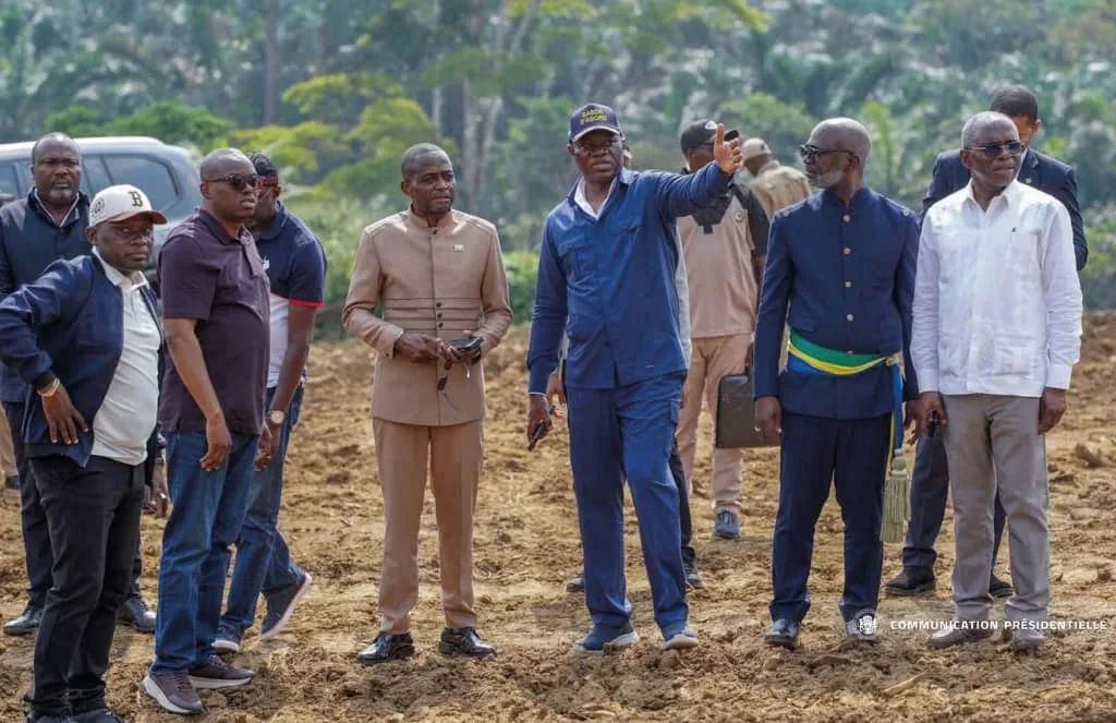 Brice Clotaire Oligui Nguema inspecte les chantiers prioritaires du Woleu-Ntem 1 Oliguiville, zone appelée à accueillir un parc d’attractions et des infrastructures de loisirs.