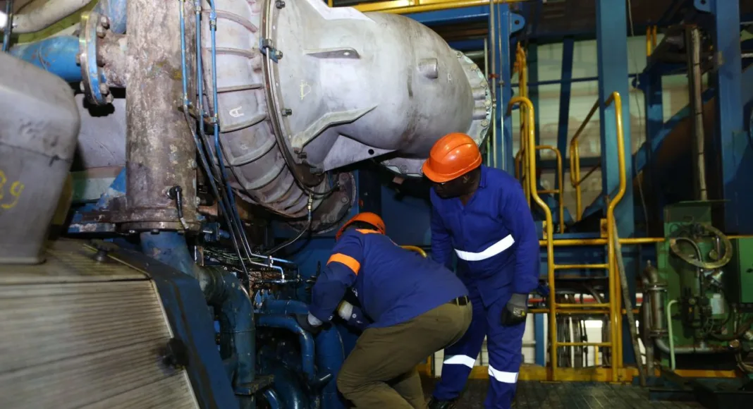 Les équipes techniques de la SEEG à l'œuvre sur le parc thermique ce samedi pour une restauration progressive de la production électrique