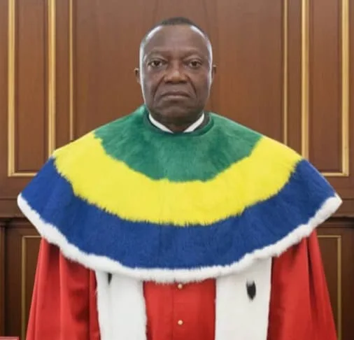 Dieudonné Aba’a Owono, Président de la Cour constitutionnelle. Élu à l'unanimité ce 27 décembre 2025, il entame un mandat de huit ans pour consolider l'ordre républicain au Gabon.