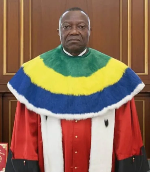 Dieudonné Aba’a Owono, Président de la Cour constitutionnelle. Élu à l'unanimité ce 27 décembre 2025, il entame un mandat de huit ans pour consolider l'ordre républicain au Gabon.