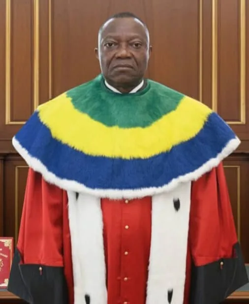 Dieudonné Aba’a Owono, Président de la Cour constitutionnelle. Élu à l'unanimité ce 27 décembre 2025, il entame un mandat de huit ans pour consolider l'ordre républicain au Gabon.