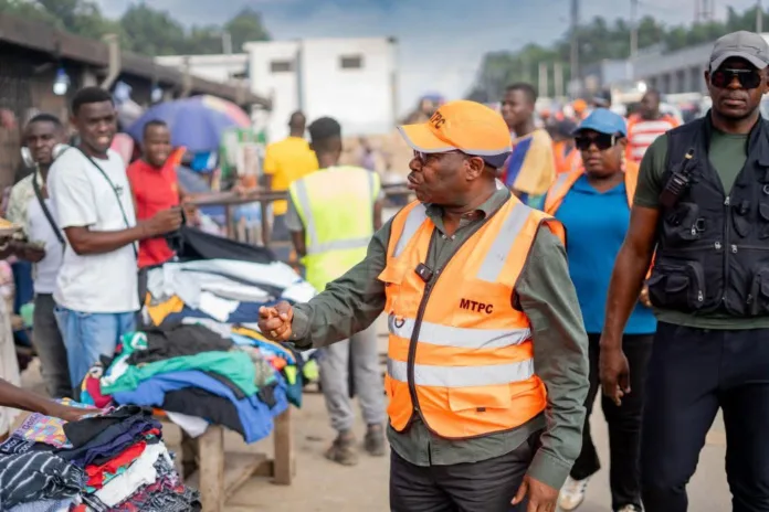 Le ministre Edgard Moukombi en mission de contrôle sur le site du flyover du PK12.