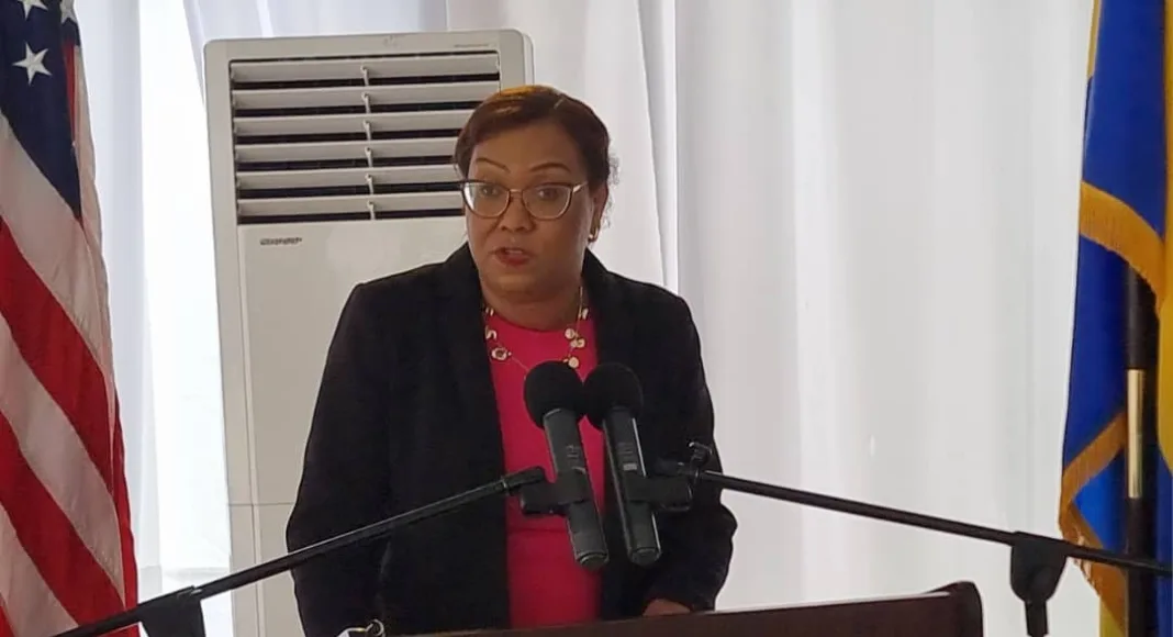 Le départ précipité de Vernelle FitzPatrick intervient alors que les relations entre le Gabon et les États-Unis traversent une zone de turbulences marquée par des restrictions de visas réciproques.