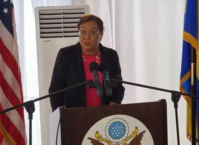 Le départ précipité de Vernelle FitzPatrick intervient alors que les relations entre le Gabon et les États-Unis traversent une zone de turbulences marquée par des restrictions de visas réciproques.