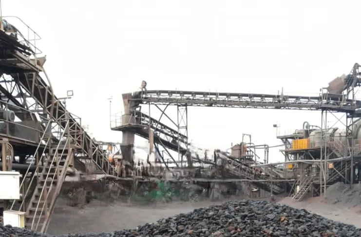 WhatsApp Image 2025-12-29 at 20.23.28 Le site de production de Nouvelle Gabon Mining à Okondja, où l'incertitude plane désormais sur l'avenir de dizaines de salariés et de leurs familles après l'annonce d'un plan de licenciement économique.