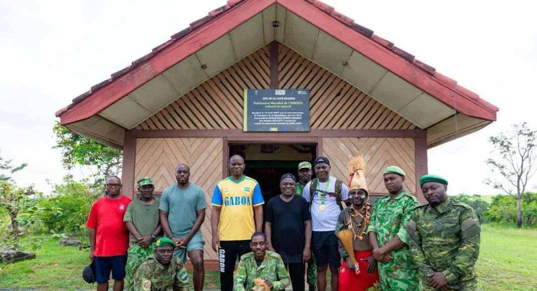 Le président Brice Clotaire Oligui Nguema avec les écogardes de la Lopé, symbole du renforcement de la présence de l'État dans les zones protégées