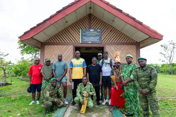 Le président Brice Clotaire Oligui Nguema avec les écogardes de la Lopé, symbole du renforcement de la présence de l'État dans les zones protégées