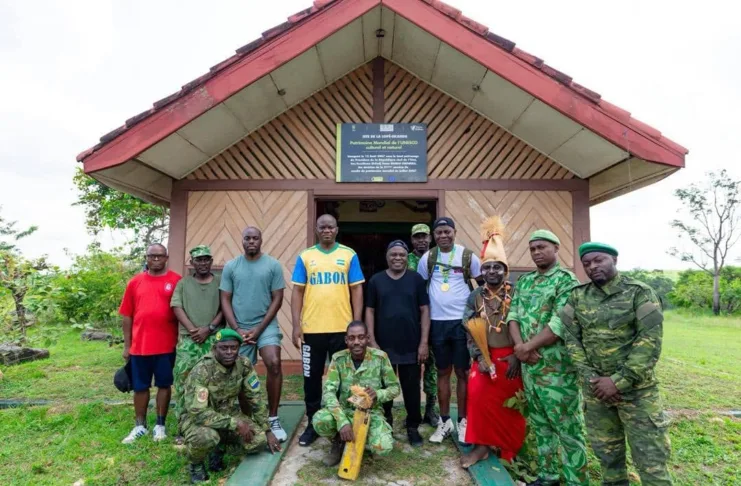 Le président Brice Clotaire Oligui Nguema avec les écogardes de la Lopé, symbole du renforcement de la présence de l'État dans les zones protégées