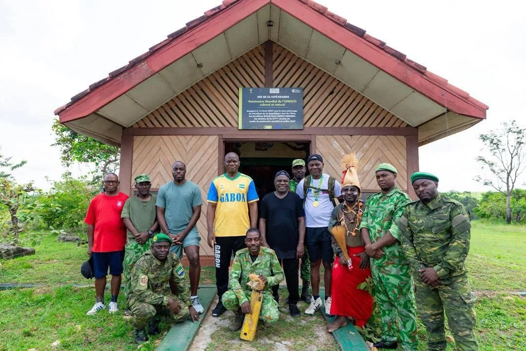 Le président Brice Clotaire Oligui Nguema avec les écogardes de la Lopé, symbole du renforcement de la présence de l'État dans les zones protégées