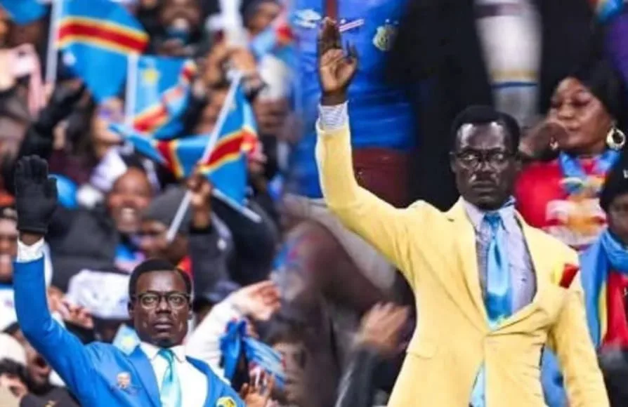 Michel Kuka, imperturbable dans les tribunes de la CAN 2025, incarne les couleurs de la RDC par une performance d’immobilisme devenue virale au Maroc
