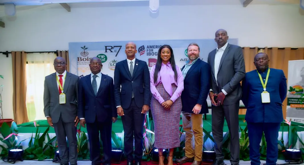 Photo de famille entre les organisateurs et les officiels.