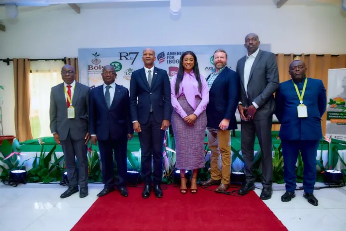 Photo de famille entre les organisateurs et les officiels.