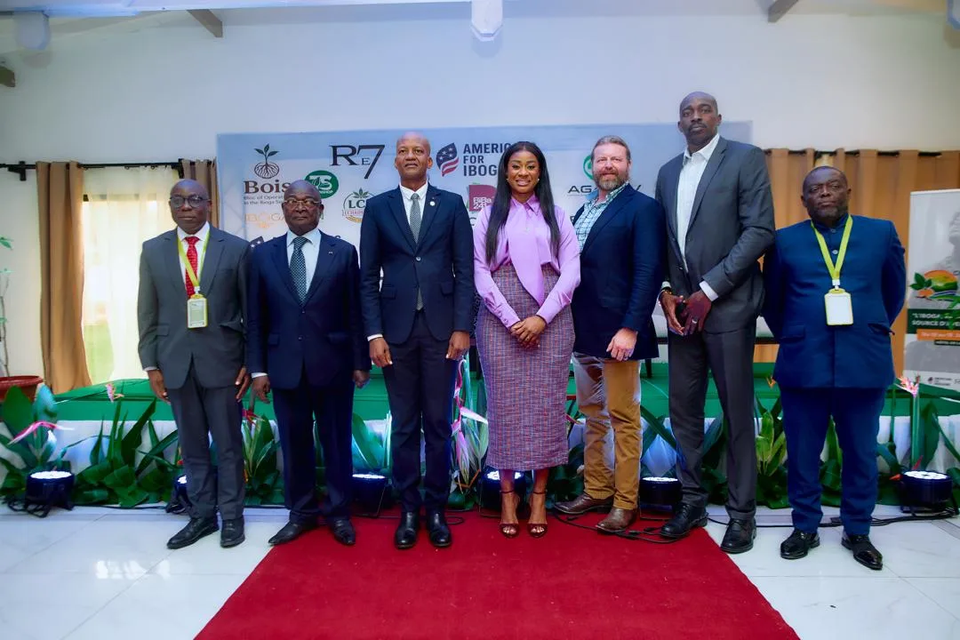 Photo de famille entre les organisateurs et les officiels.