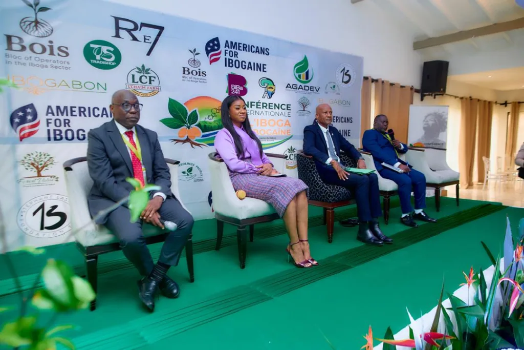 Iboga et Ibogaïne : le Gabon pose les bases d’une filière stratégique 2 Un des panels avec la participation du ministre Maurice Ntossui Allogo.