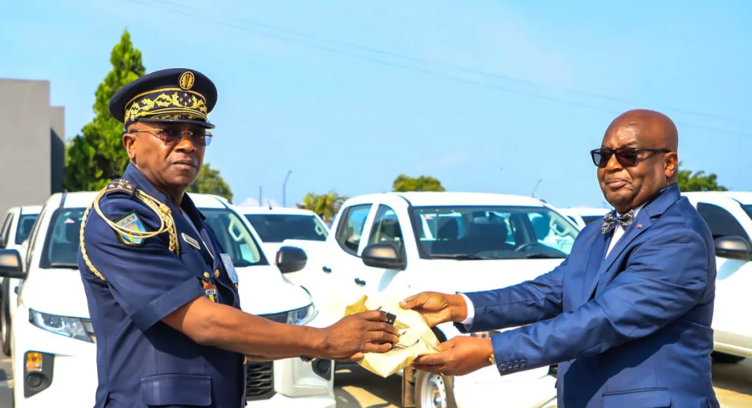 Le Ministre de l’Intérieur de la Sécurité et de la Décentralisation M.Adrien NGUEMA MBA, a procédé à la remise des moyens roulants aux Forces de Police Nationale.