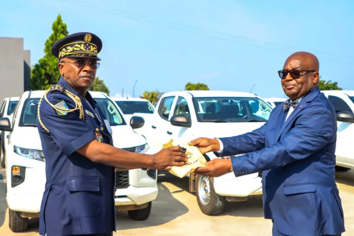 Le Ministre de l’Intérieur de la Sécurité et de la Décentralisation M.Adrien NGUEMA MBA, a procédé à la remise des moyens roulants aux Forces de Police Nationale.