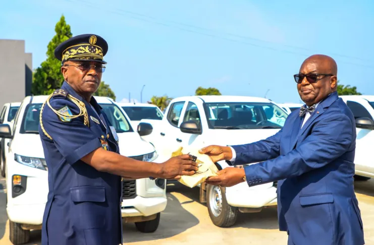 Le Ministre de l’Intérieur de la Sécurité et de la Décentralisation M.Adrien NGUEMA MBA, a procédé à la remise des moyens roulants aux Forces de Police Nationale.