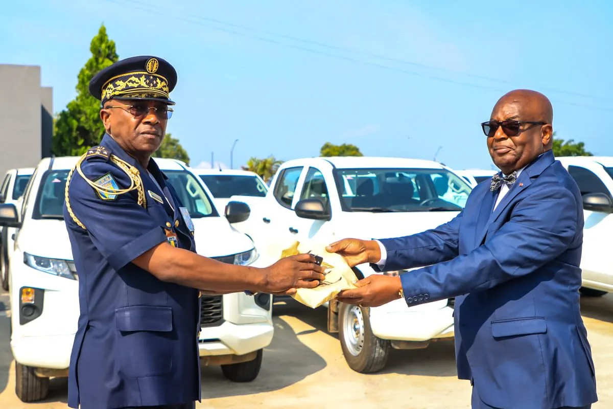Le Ministre de l’Intérieur de la Sécurité et de la Décentralisation M.Adrien NGUEMA MBA, a procédé à la remise des moyens roulants aux Forces de Police Nationale.
