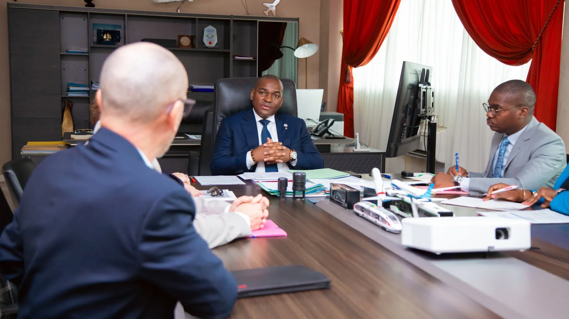 Le ministre d’État Ulrich Manfoumbi Manfoumbi échange avec la direction d’Air France sur la qualité des services et le coût des billets sur la ligne Paris–Libreville.