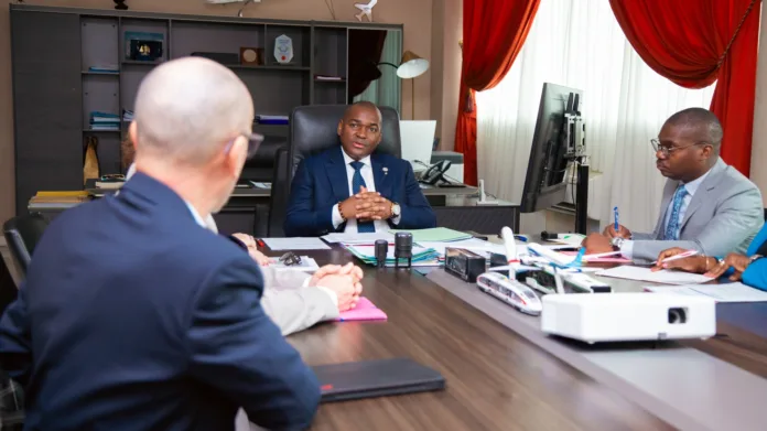 Le ministre d’État Ulrich Manfoumbi Manfoumbi échange avec la direction d’Air France sur la qualité des services et le coût des billets sur la ligne Paris–Libreville.
