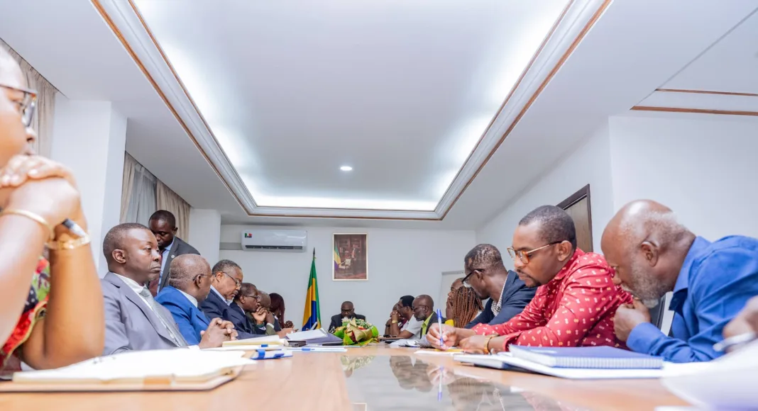 Le Ministre de l’Enseignement Supérieur et de la Recherche Scientifique, le Pr Charles Edgar MOMBO accompagné de la Secrétaire Générale du Ministère, le Pr Georgette NGABOLO épouse MAPAGA, du Pr Eugénie EYEANG, Inspecteur Général des Services, du Directeur de la Solde, M. BOUKA BOUKA Jean-Jacques, et du Directeur de la Préparation et de la Programmation Budgetaire, M. NDONG BIE Ambroise, a tenu une rencontre avec les différents partenaires sociaux de l'Enseignement Supérieur autour des principales revendications du secteur de l’enseignement supérieur.