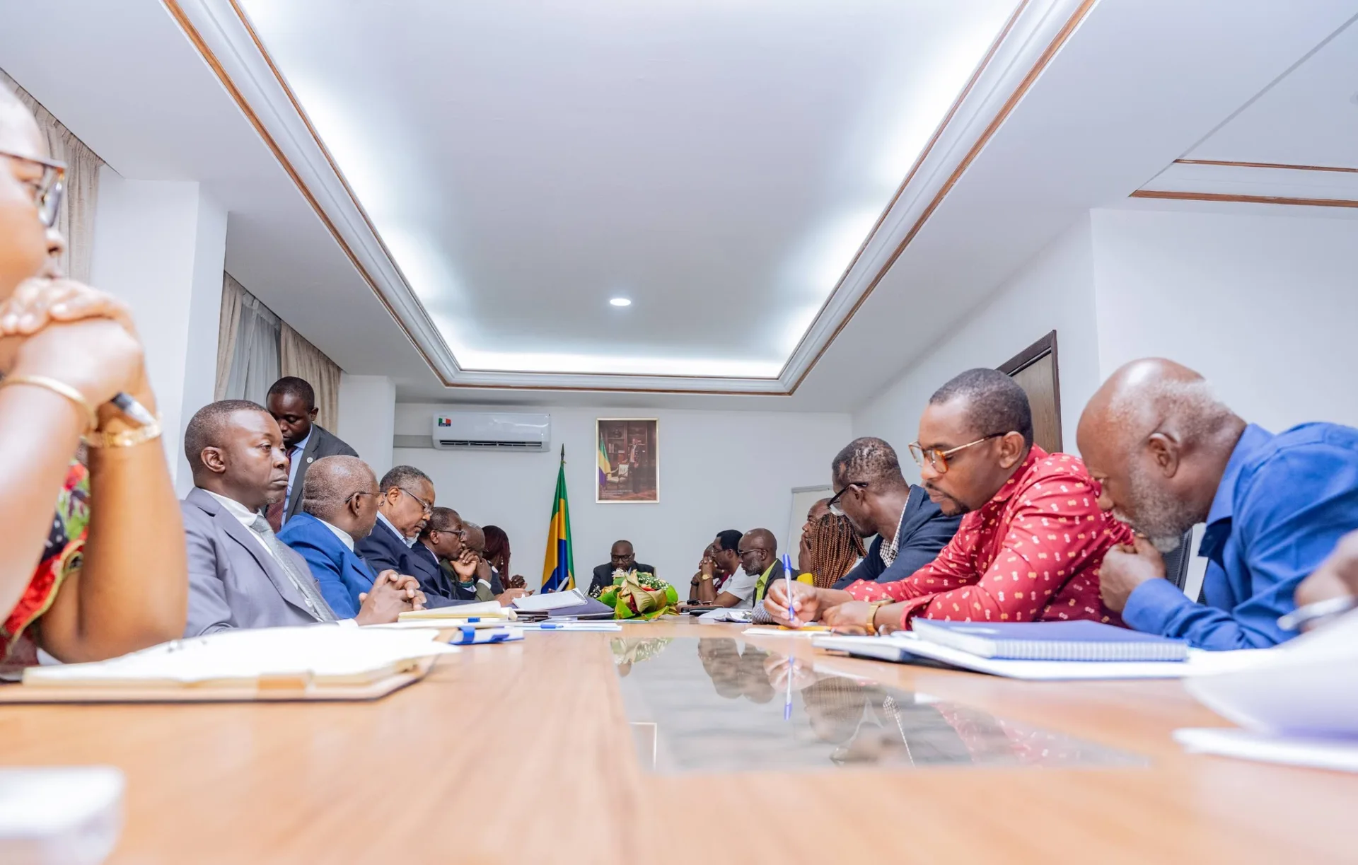 Le Ministre de l’Enseignement Supérieur et de la Recherche Scientifique, le Pr Charles Edgar MOMBO accompagné de la Secrétaire Générale du Ministère, le Pr Georgette NGABOLO épouse MAPAGA, du Pr Eugénie EYEANG, Inspecteur Général des Services, du Directeur de la Solde, M. BOUKA BOUKA Jean-Jacques, et du Directeur de la Préparation et de la Programmation Budgetaire, M. NDONG BIE Ambroise, a tenu une rencontre avec les différents partenaires sociaux de l'Enseignement Supérieur autour des principales revendications du secteur de l’enseignement supérieur.