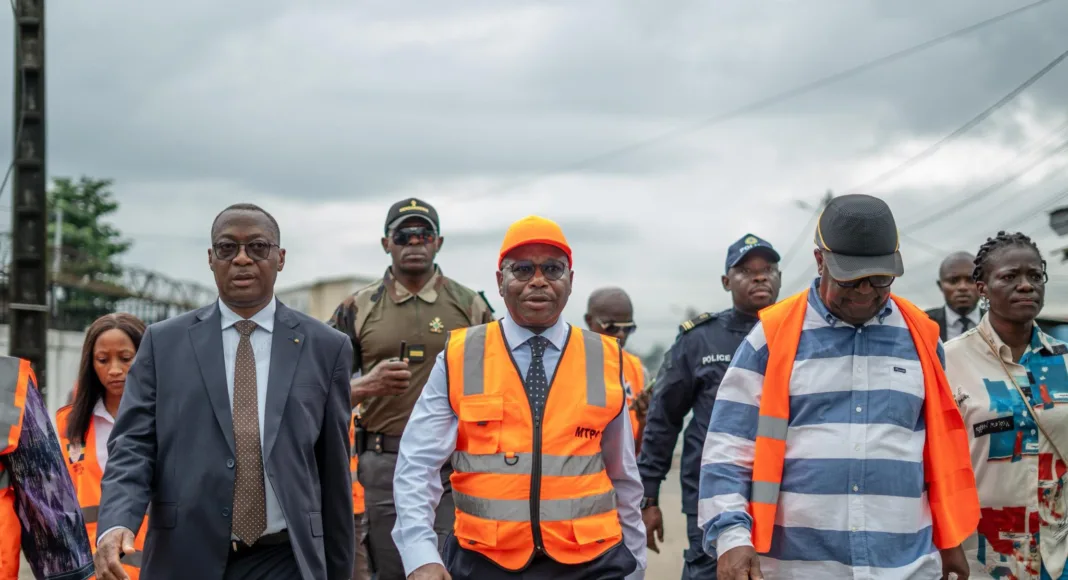 Le ministre Adrien Nguema Mba sur le terrain pour analyser la situation de plus près.