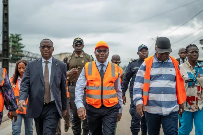 Le ministre Adrien Nguema Mba sur le terrain pour analyser la situation de plus près.